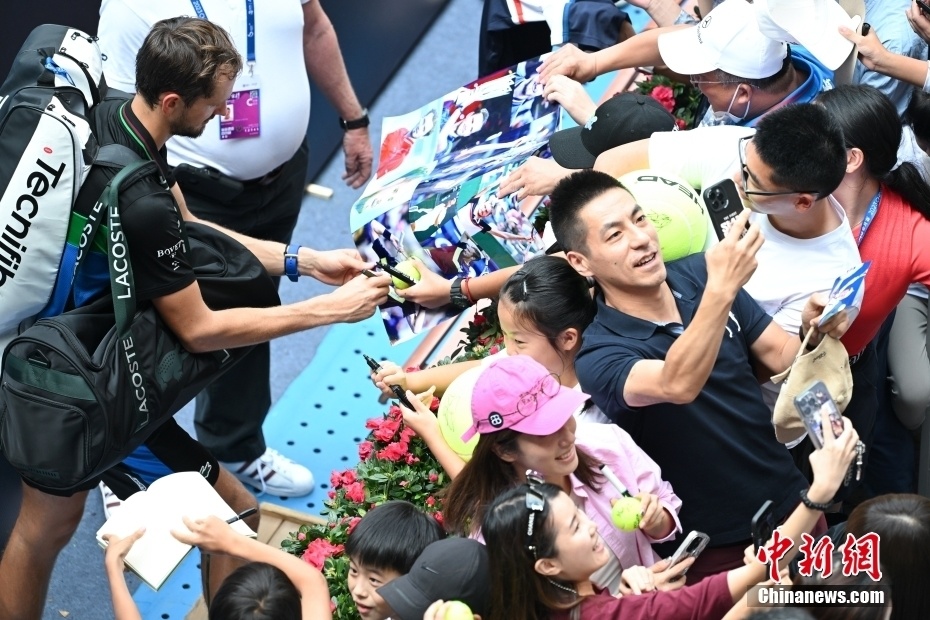 雷速APP-英国网球队碾压日本网球队，梅德韦杰夫统治全场