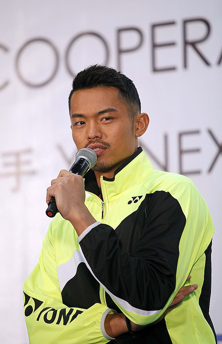 中国羽毛球队轻取英格兰羽毛球队，林丹制霸全场