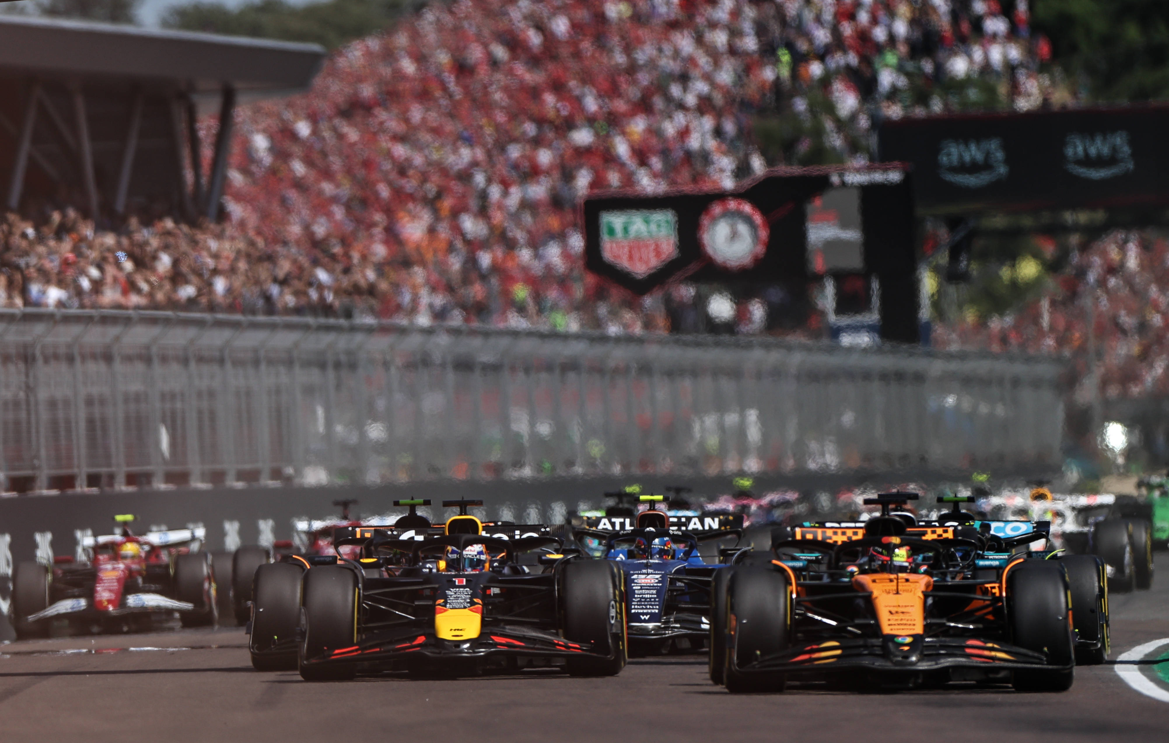 梅赛德斯险胜威廉姆斯,皮亚斯特里带队取胜 梅赛德斯险胜威廉姆斯,皮亚斯特里带队取胜