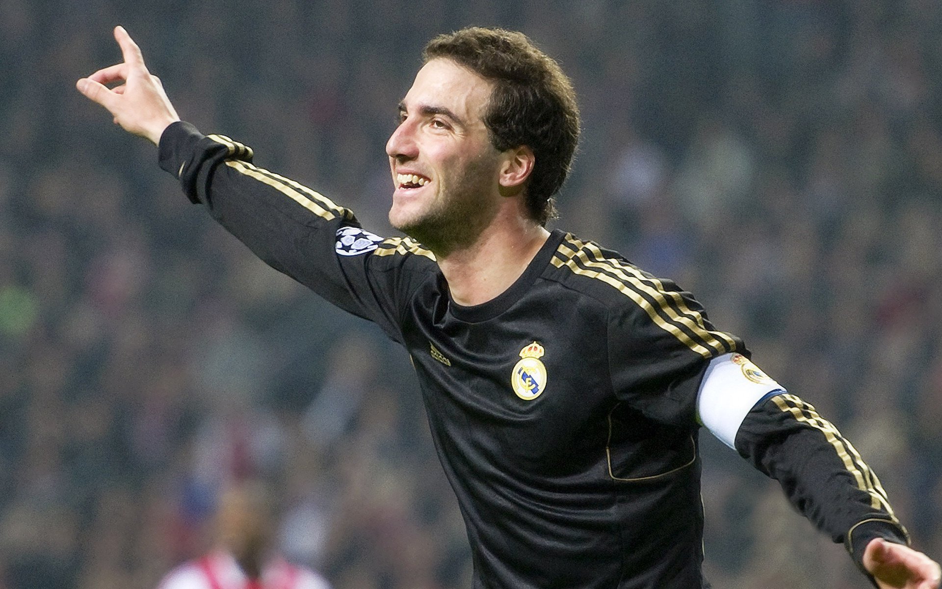 雷速体育下载-暗夜极速与绿茵高光，当F1引擎轰鸣遇见迪马利亚的魔法