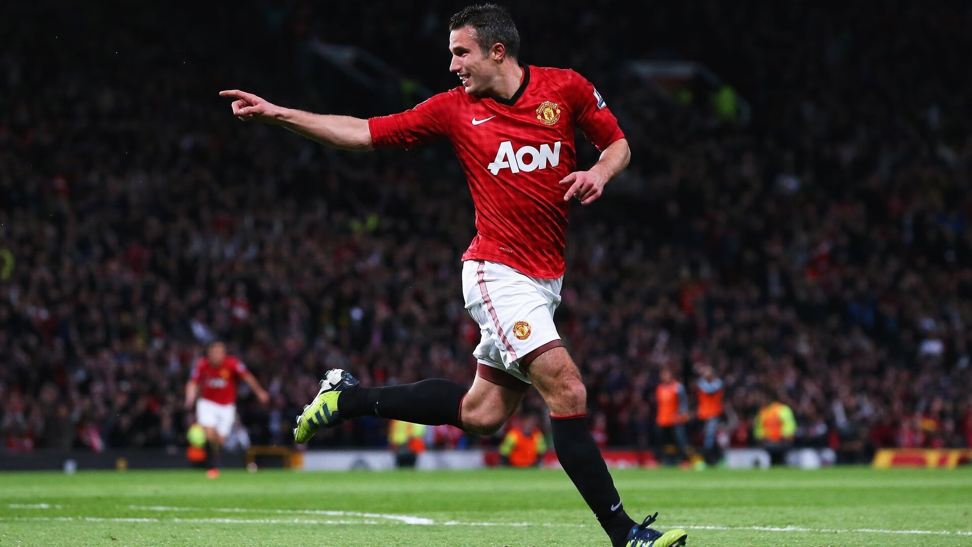 雷速篮球直播-绿茵场上的碾压与羽毛球场的关键制胜，体育精神的双重奏