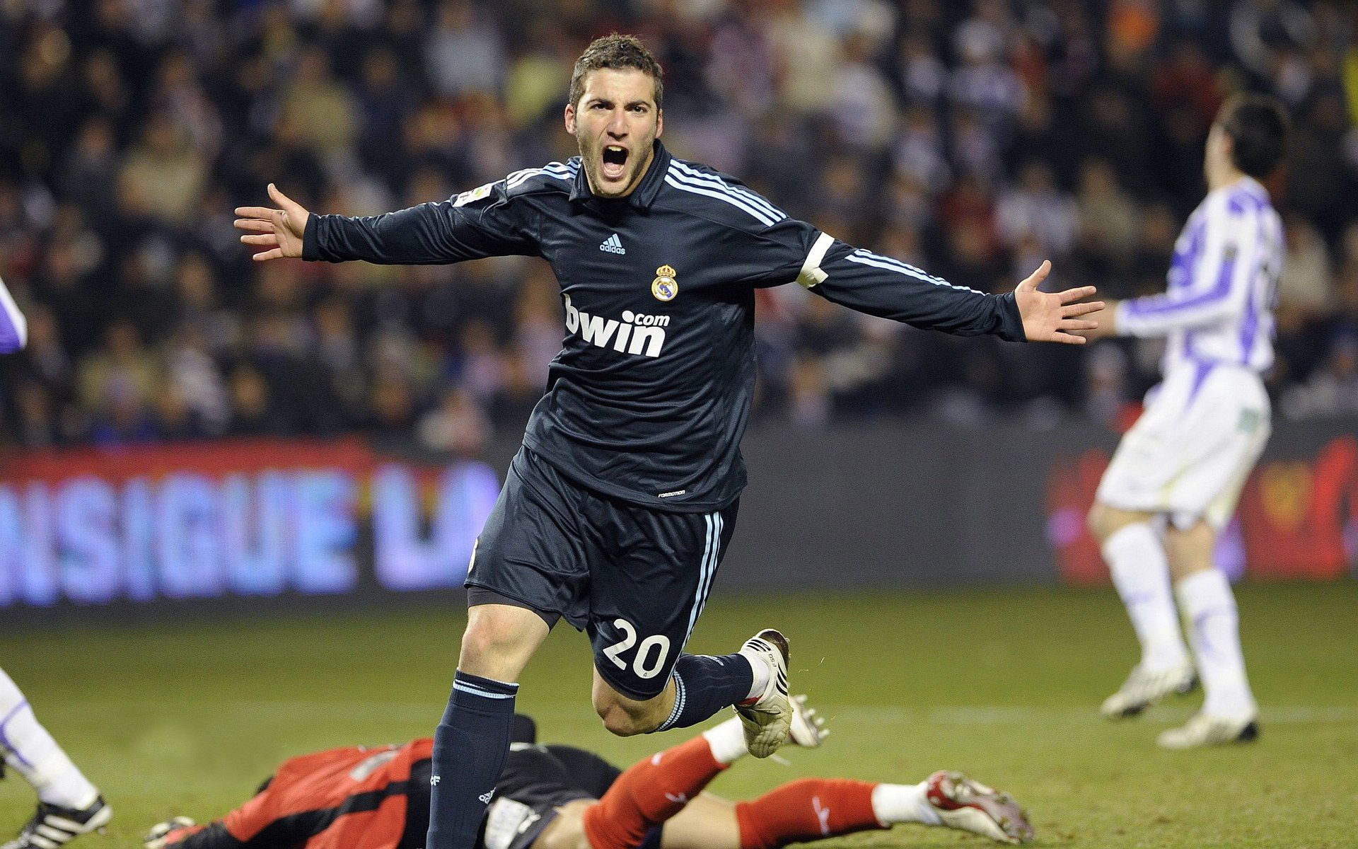 当桑巴风暴席卷钢铁防线,C罗如何以孤勇之姿扛起全队前行