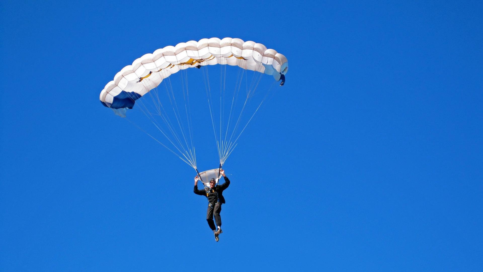 羽球之夜，桃田贤斗点燃赛场，中国队横扫法国队书写传奇